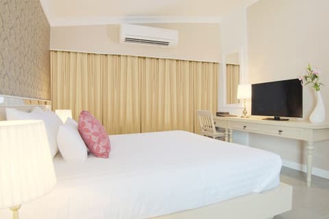 The Raya Surawong Bangkok, Room