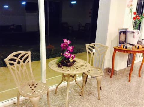 Siray House, Lobby sitting area