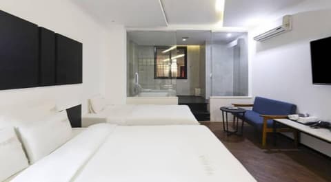 2 Heaven Hotel, Room