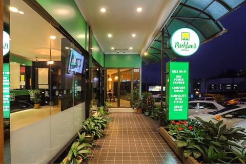 Parkland Hotel, Exterior detail