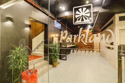 Parkland Express, Lobby