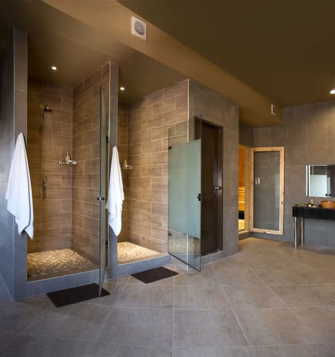 Kingdom Hotel, Lobby