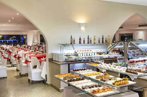 Three Corners Equinox Beach Resort, Restaurant