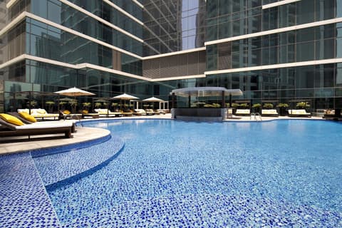 Taj Dubai, Indoor/outdoor pool