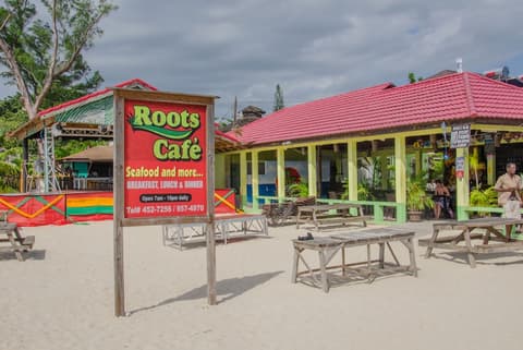 Roots Bamboo Beach Resort, Restaurant