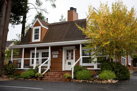 J Patrick Inn, Front of property