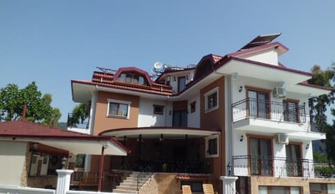 Funda Otel Gocek, Front of property