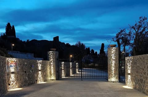 Gina Studios, Property entrance