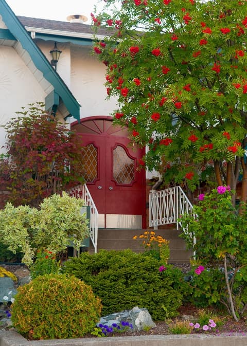 Grama's Inn, Property grounds