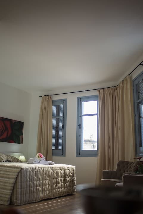 Operetta House, Room