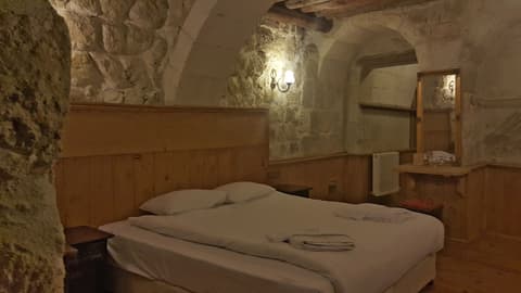 Has Cave Konak, Room