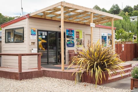 Nelson City TOP 10 Holiday Park, Lobby