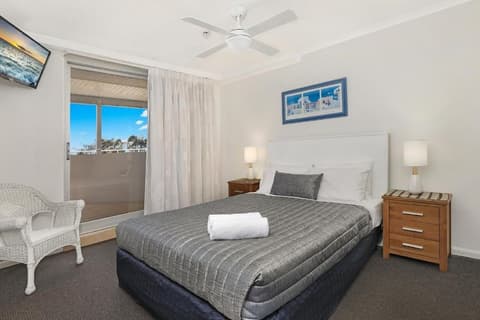 Elouera Tower Beachfront Apartments, Room