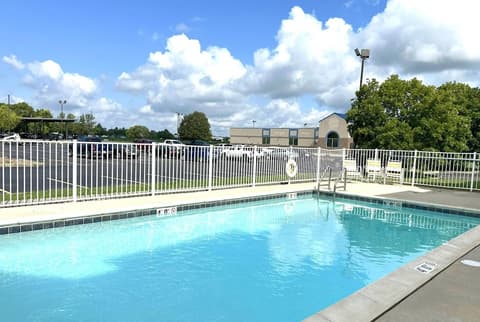 La Quinta Inn & Suites by Wyndham Collinsville - St. Louis, Pool