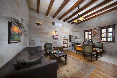 Terra Cave Hotel, Reception