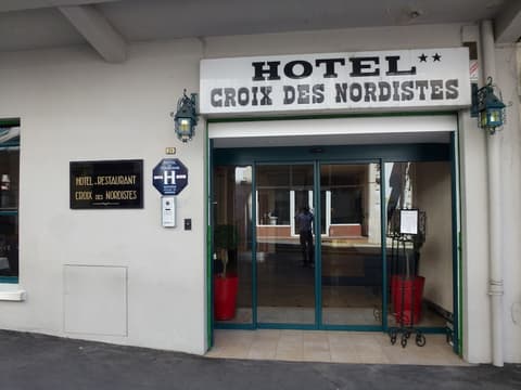 Hôtel Croix des Nordistes, Property entrance