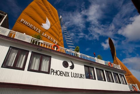 Halong Phoenix Cruiser, Front of property