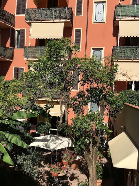 Residence Gloria, Front of property