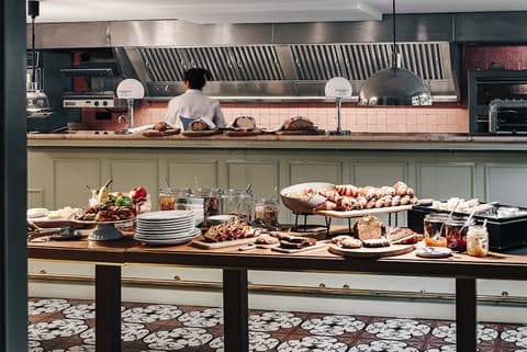 Experimental Chalet, Breakfast buffet