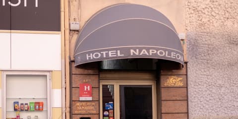 Hotel Napoléon, Front of property