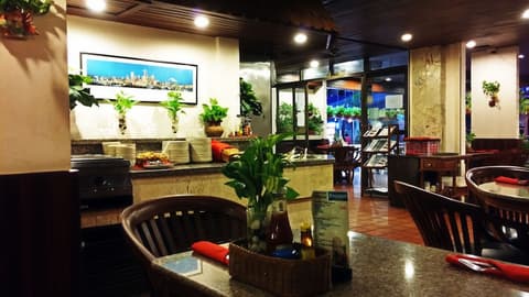 Karon Café Inn, Restaurant