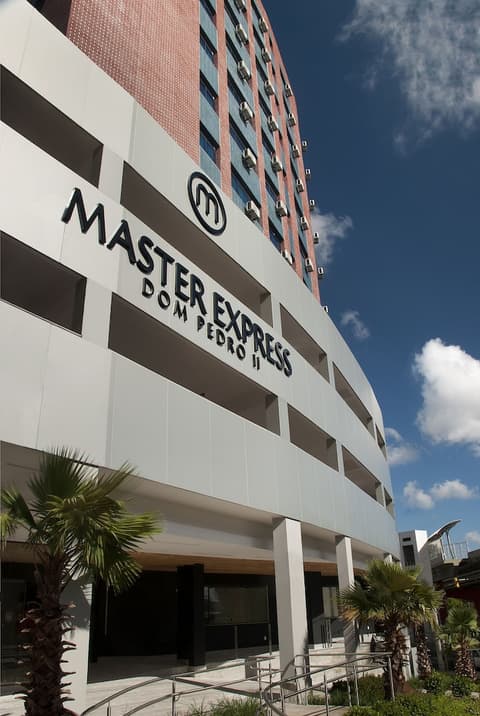 Master Express Dom Pedro II, Front of property