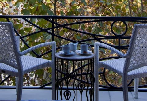 Peyk Hotel, Property grounds