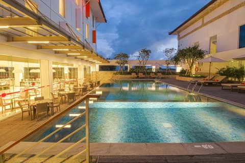 HARRIS Hotel & Conventions Denpasar Bali, Outdoor pool