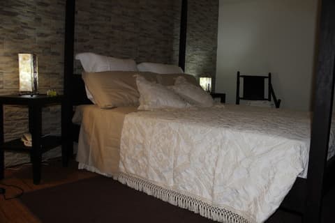 Only for two Giumbabulla Home and spa, Room