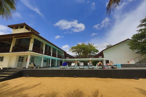 Catamaran Beach Hotel, Exterior