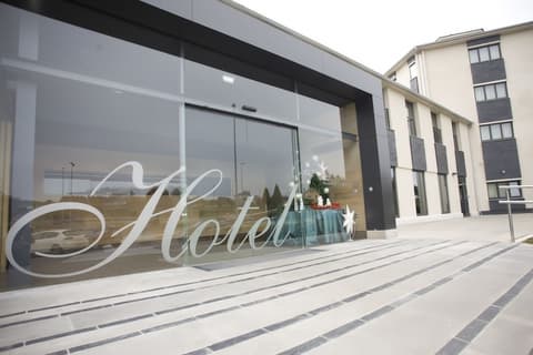 Hotel Torre de Nuñez, Front of property