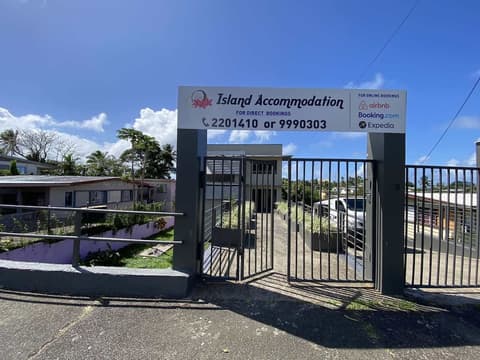 Island Travelers Acccommodation, Front of property