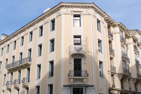 Slo Nice, Front of property