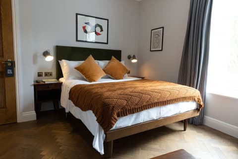 THE KNIGHT OF NOTTINGHILL, Room