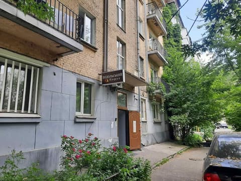 Podolski Hostel, Front of property