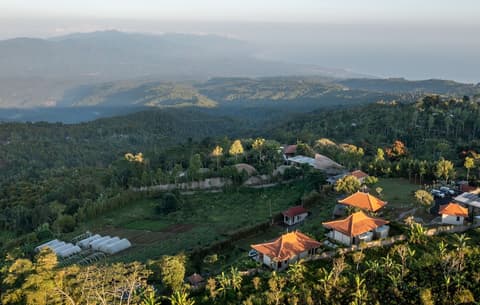 Munduk Tentrem, Exterior