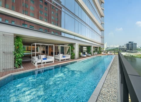 Hilton Saigon, Pool