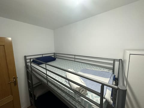 Fast Single Rooms, Room