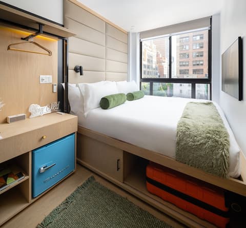 Little Charlie Hotel, Room