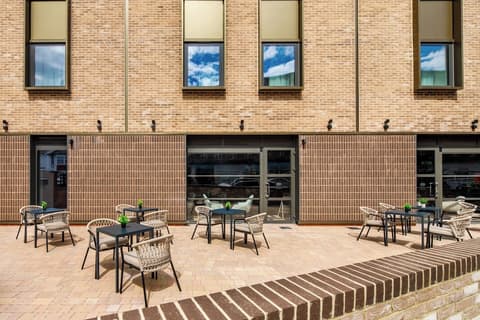 Southgate Hotel London, Front of property