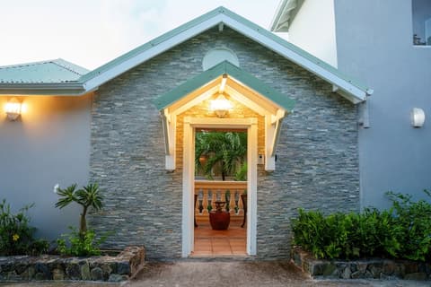 Villa Kapresse du 978, Front of property