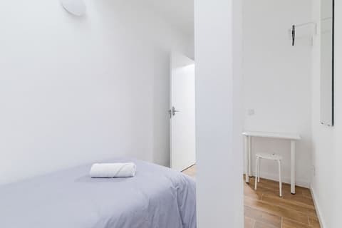 AYZ Luis Cabrera-Auto check-in property, Room