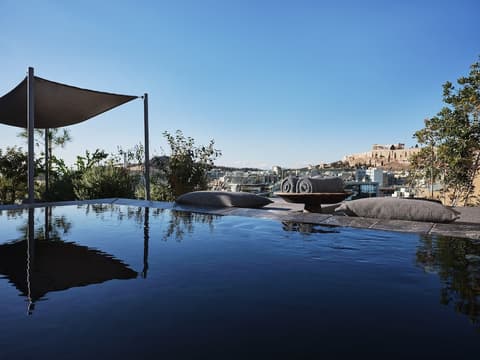 Monastik Living in Athina, Outdoor spa tub