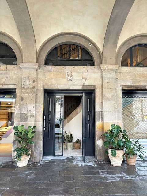 Porxos Garden, Front of property