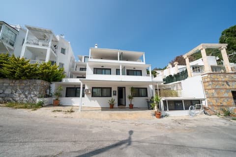 Ilya Apart 2, Front of property