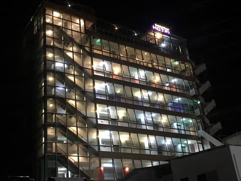 Golden Tree Hotel, Exterior detail