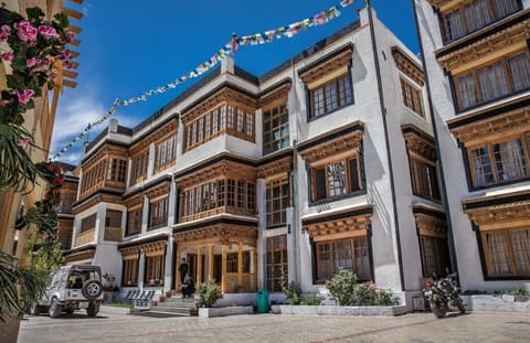 The Kaal, Front of property