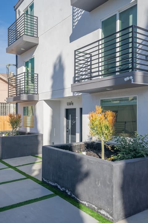 Normandie Hostel, Front of property