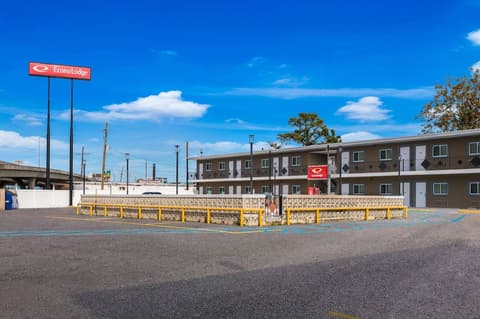 Econo Lodge, Exterior