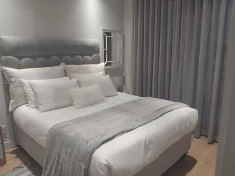 Executive apartment at Ellipse Waterfall, Room